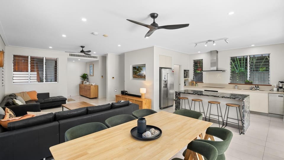 Kitchen or kitchenette, Living room, Seating area, Dining area