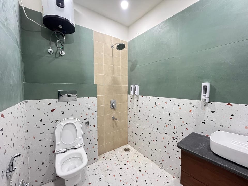 Shower, Toilet, Bathroom, towels