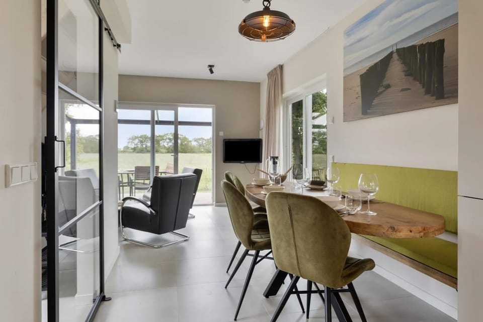 Seating area, Dining area