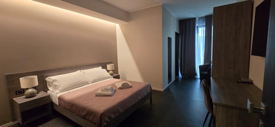 Bed, Photo of the whole room, Bedroom, towels