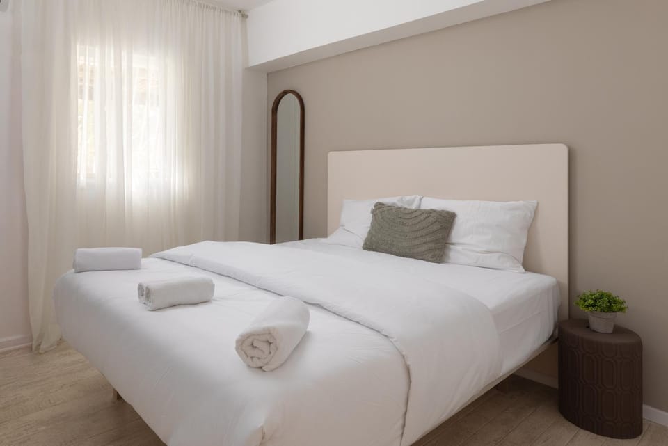Bed, Bedroom, towels