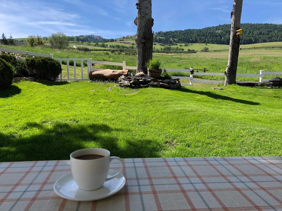 Country Cottage B&B Bed and Breakfast in Vernon