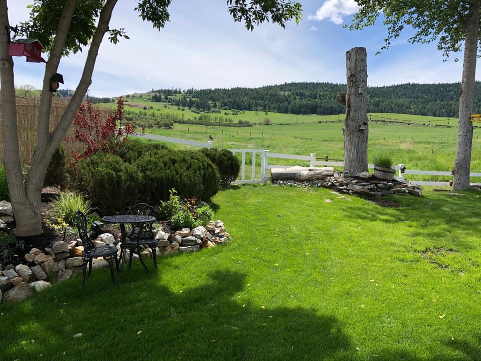 Country Cottage B&B Bed and Breakfast in Vernon