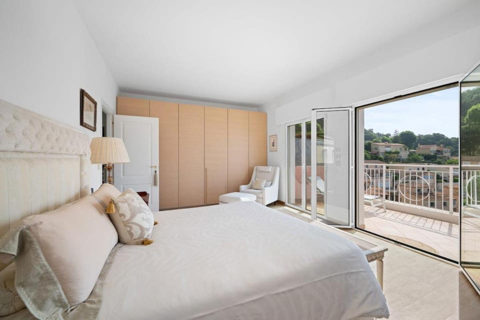 LA VILLA JULIA Vue Mer Jardin Parking Privé Proche Monaco Bed and Breakfast in French Riviera