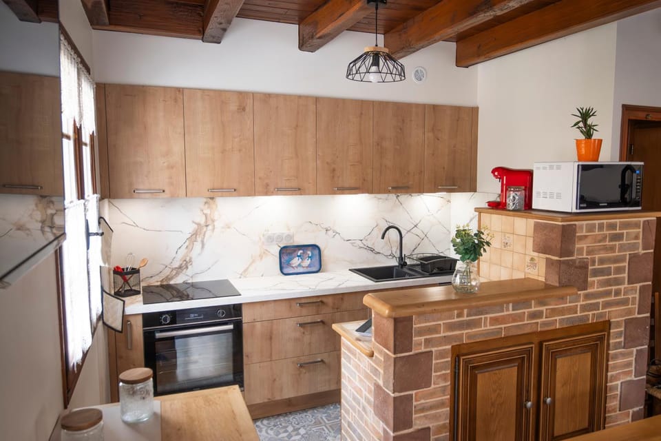 Coffee/tea facilities, Kitchen or kitchenette, dishwasher, oven, stove, toaster