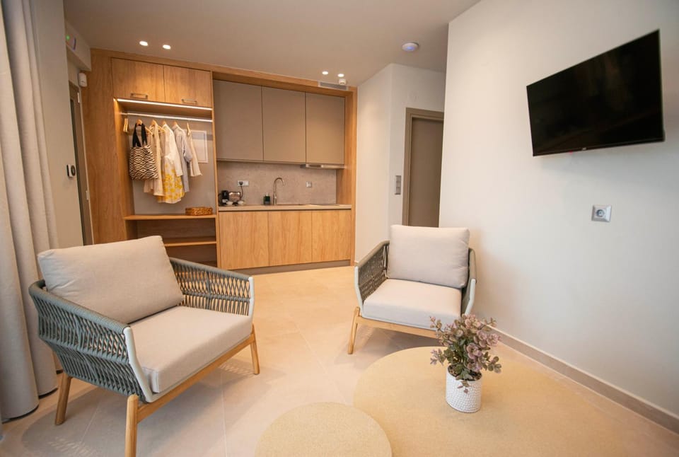 Kitchen or kitchenette, Seating area