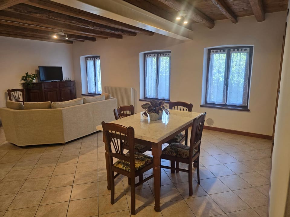 TV and multimedia, Living room, Seating area, Dining area, Evening entertainment