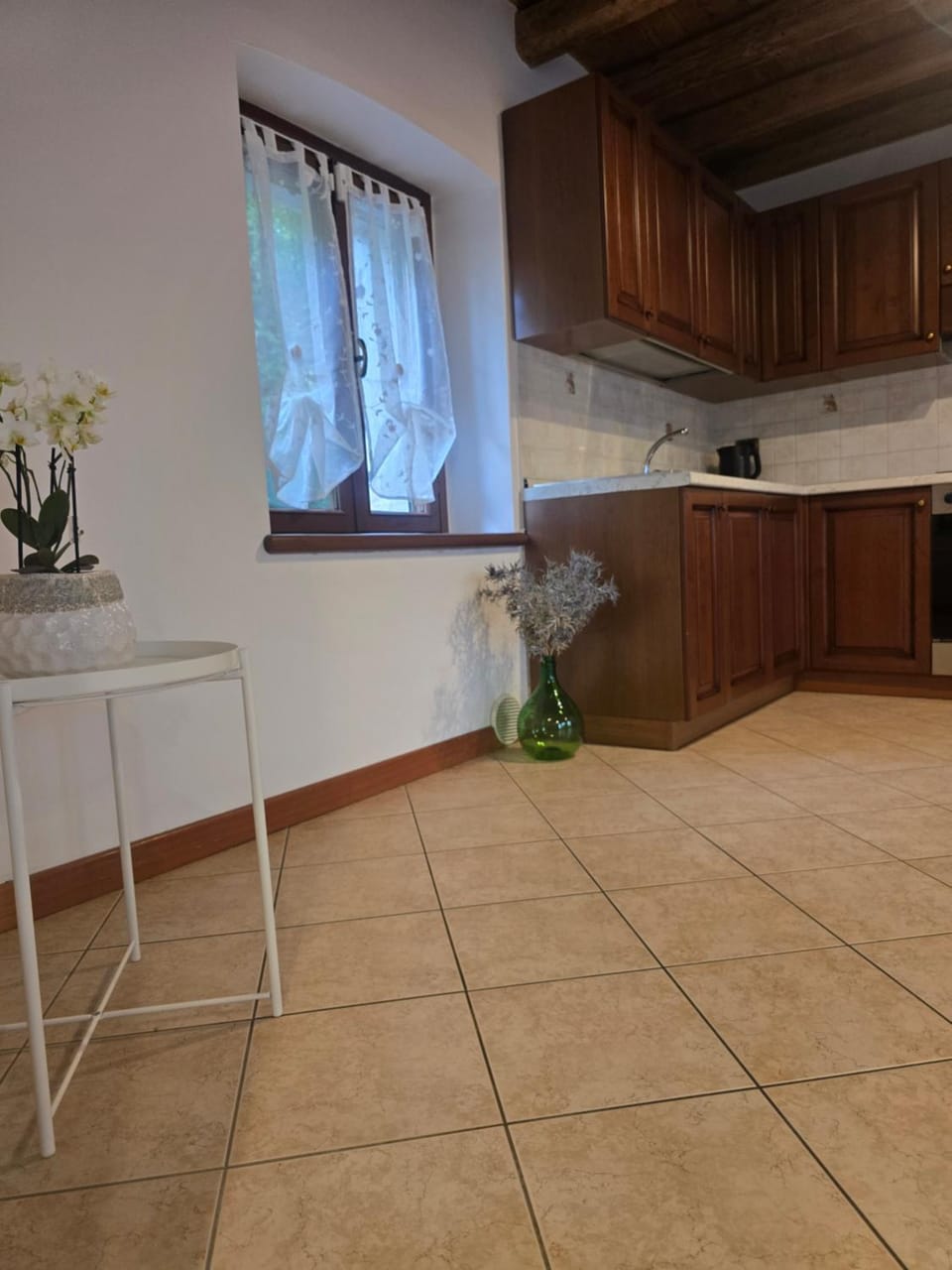 Kitchen or kitchenette, Dining area, stove