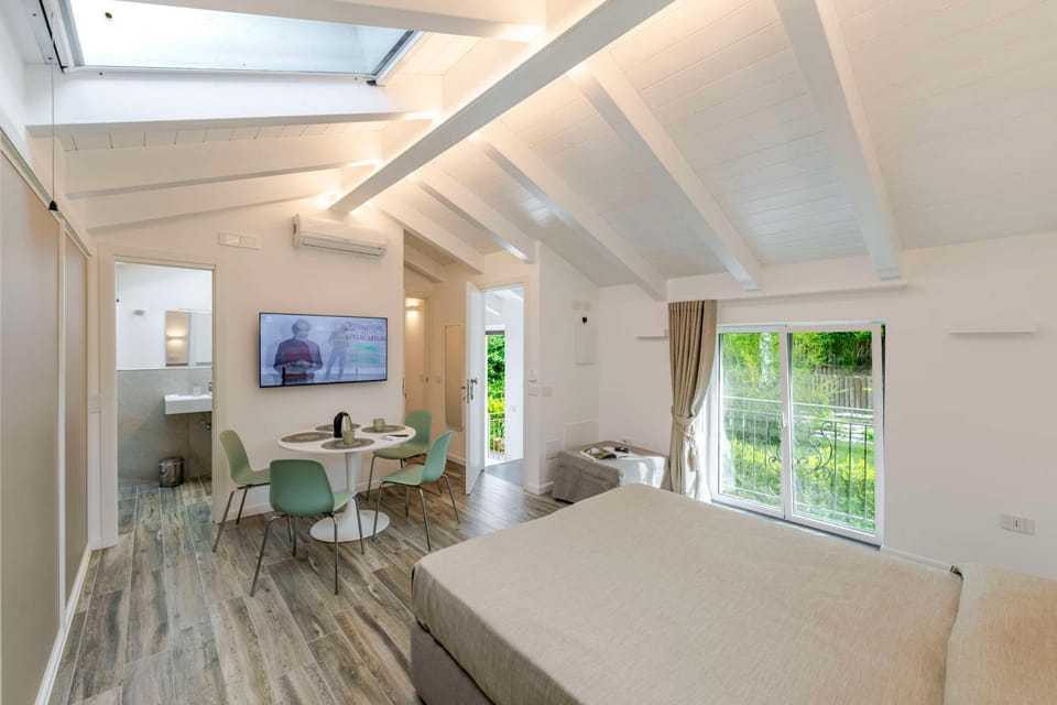 Bed, TV and multimedia, Living room, Garden view