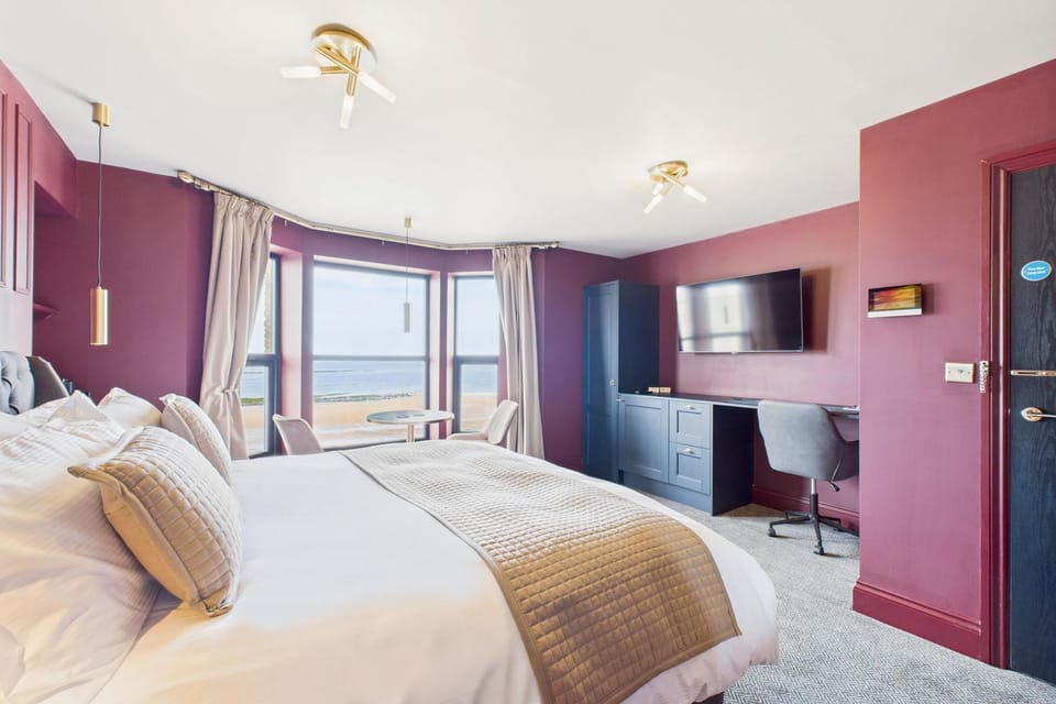Bed, TV and multimedia, Bedroom, Sea view
