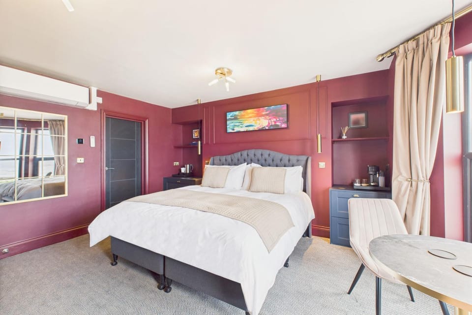 Bed, TV and multimedia, Bedroom