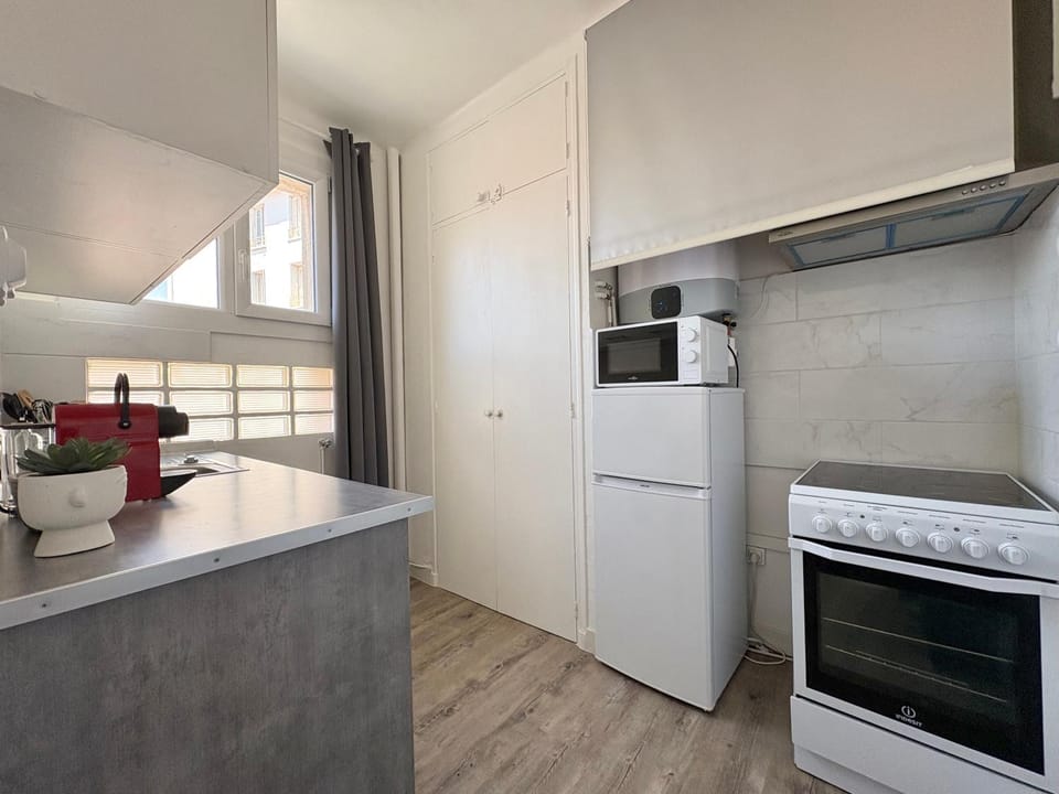 Kitchen or kitchenette, microwave, stove