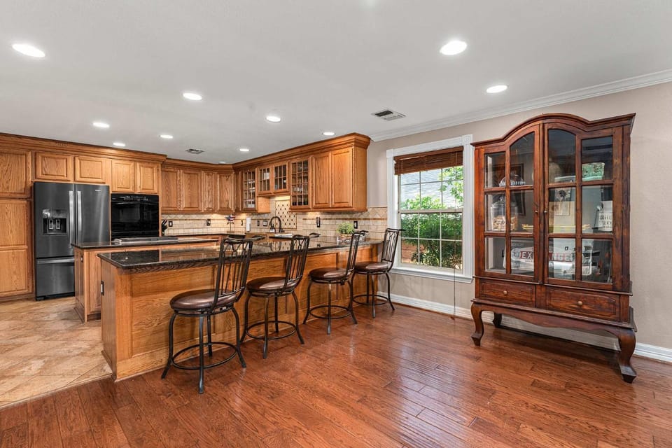 Mimosa Pool Haus - Hot Tub Pool & Fire Pit House in Fredericksburg