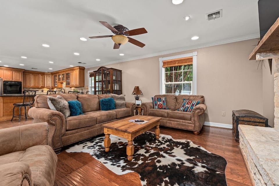 Mimosa Pool Haus - Hot Tub Pool & Fire Pit House in Fredericksburg