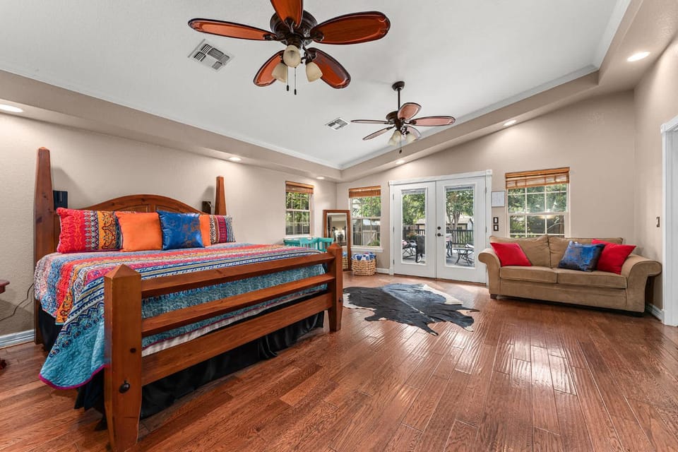 Mimosa Pool Haus - Hot Tub Pool & Fire Pit House in Fredericksburg