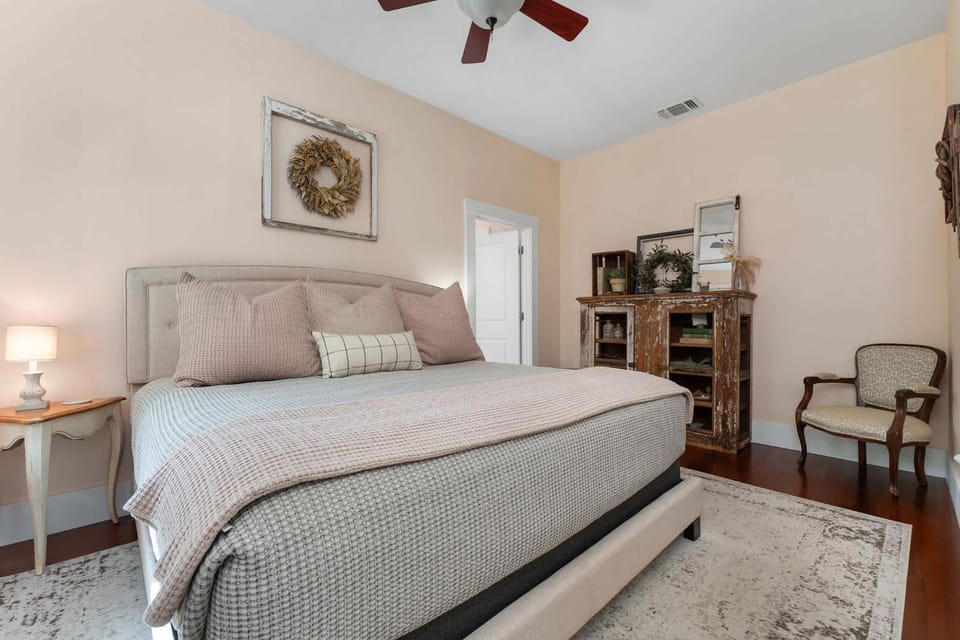 Charmed Haus - Hot tub & Pool Table House in Fredericksburg