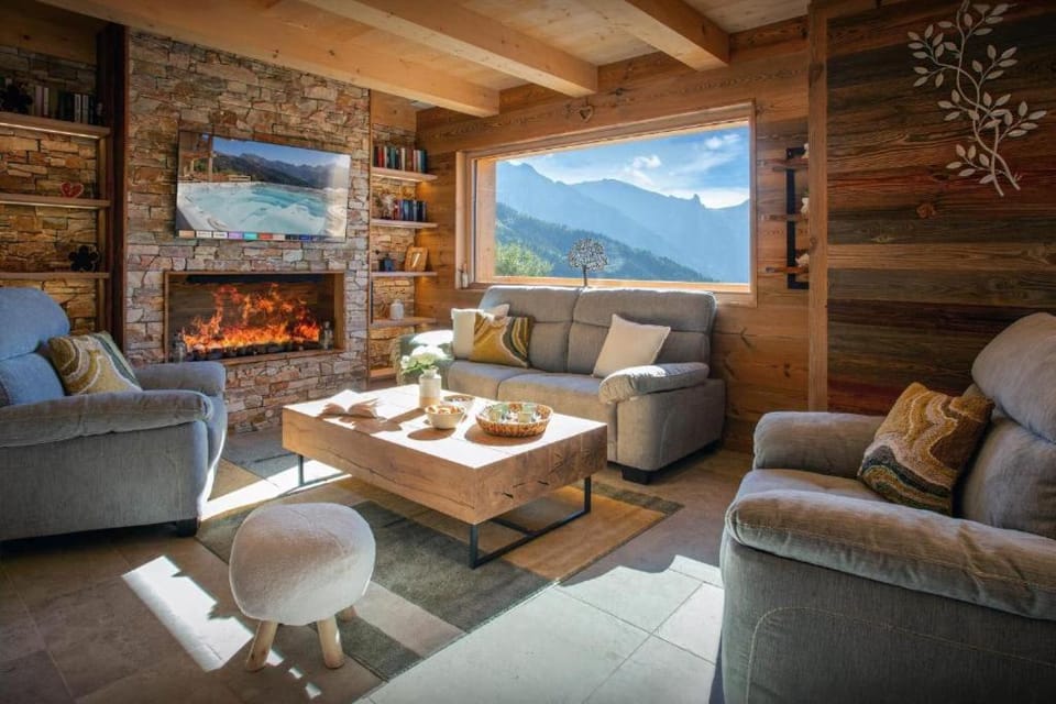 Communal lounge/ TV room, Natural landscape, TV and multimedia, Living room, Seating area, Evening entertainment, Mountain view