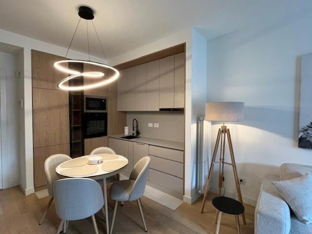 Kitchen or kitchenette, Dining area