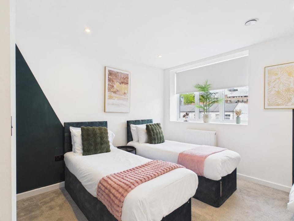 Luxury Two Bed | Sleeps 6 | 5 beds Apartment in London