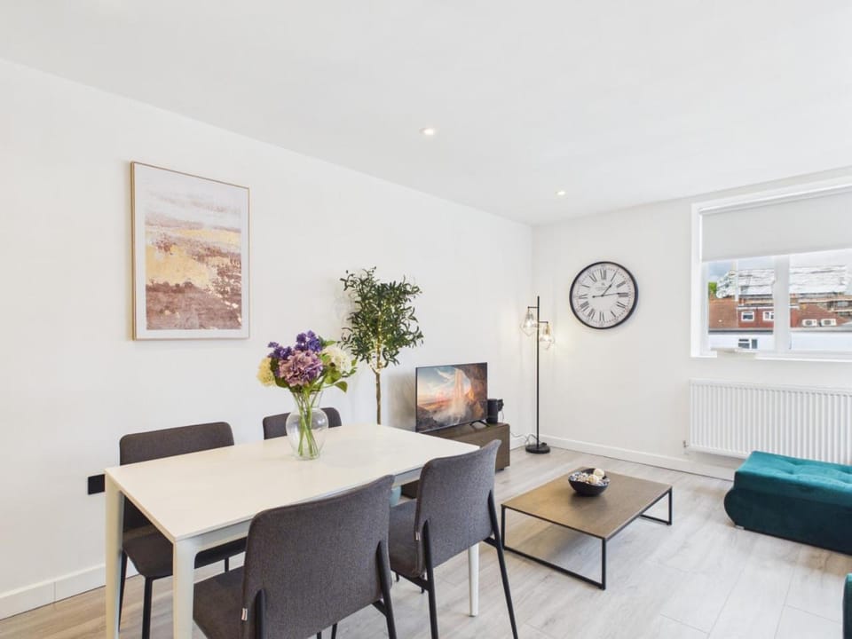 Luxury Two Bed | Sleeps 6 | 5 beds Apartment in London