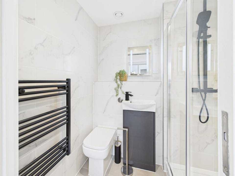 Luxury Two Bed | Sleeps 6 | 5 beds Apartment in London