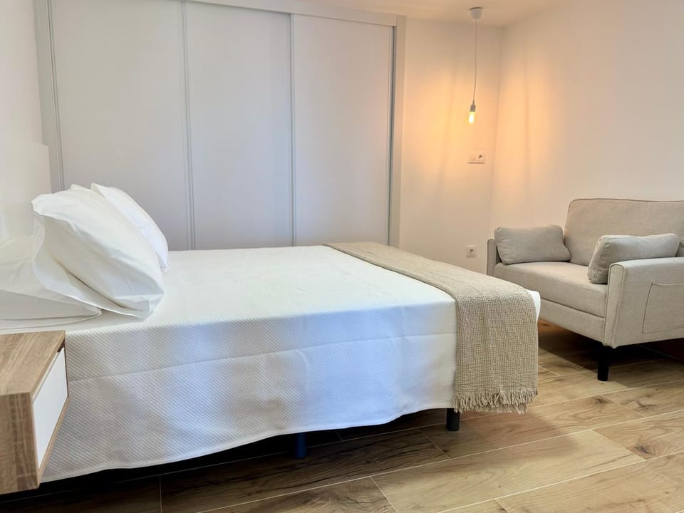 Bed, Photo of the whole room, towels