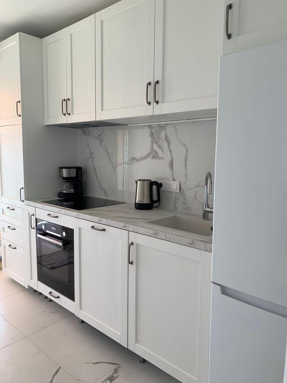 Coffee/tea facilities, dishwasher, oven, stove, toaster