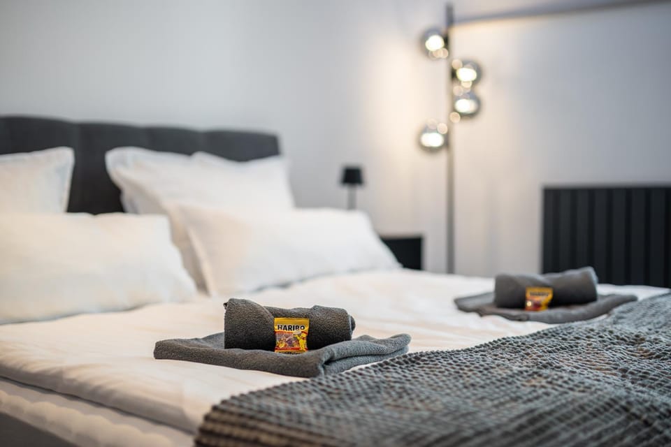 Bed, Photo of the whole room, Bedroom, towels