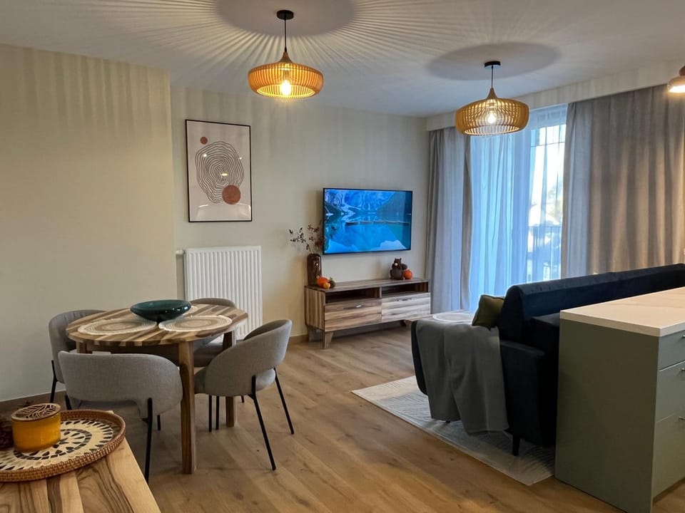 Communal lounge/ TV room, TV and multimedia, Living room, Photo of the whole room, Seating area, Dining area, Evening entertainment