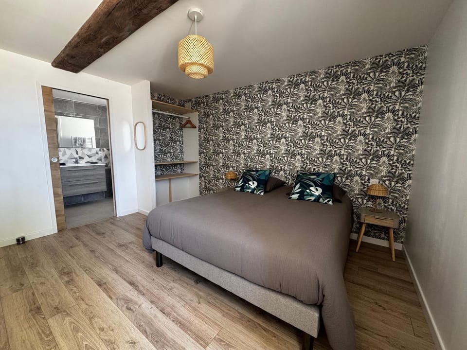 Photo of the whole room, Bedroom