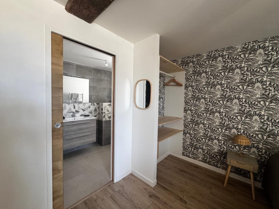 Photo of the whole room, Bedroom, wardrobe