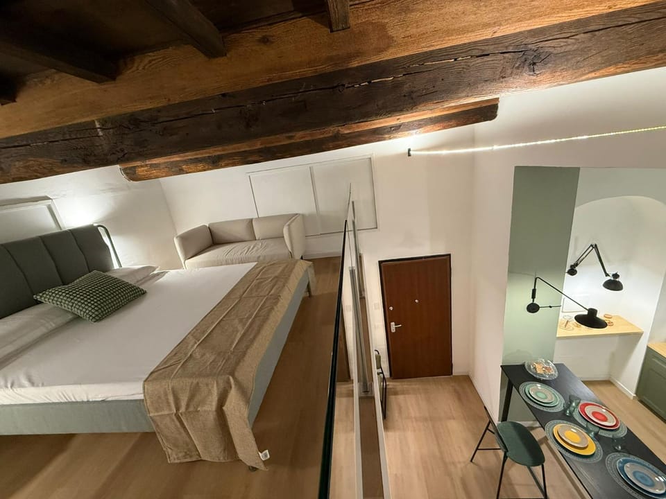 Photo of the whole room, Bedroom