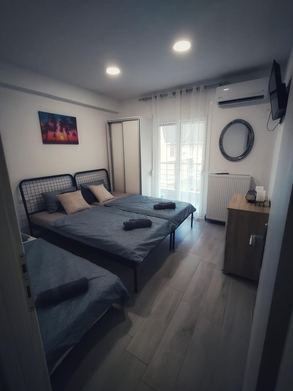 Bed, TV and multimedia, Photo of the whole room, Bedroom, towels, air conditioner