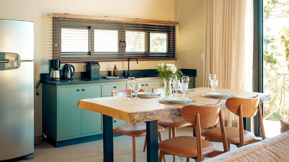 Coffee/tea facilities, Kitchen or kitchenette, Dining area, stove