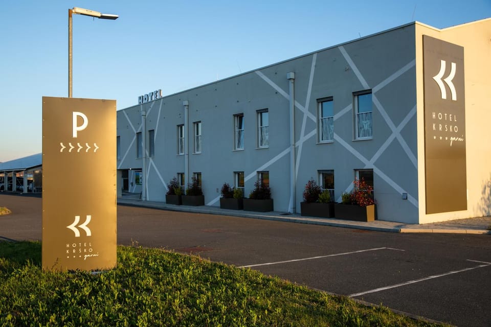 Property building, Day, Property logo or sign, Logo/Certificate/Sign, Street view, Parking