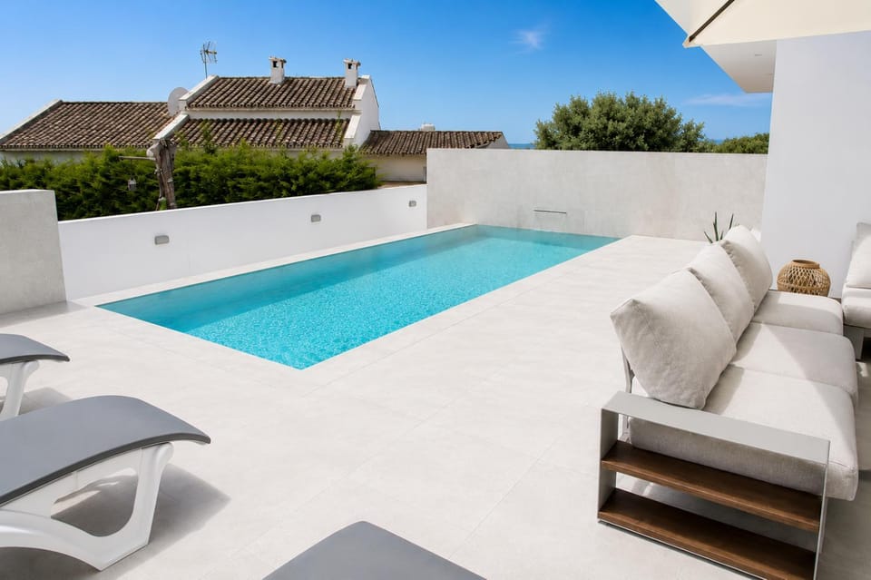 Day, Natural landscape, View (from property/room), Balcony/Terrace, Pool view, Swimming pool, sunbed