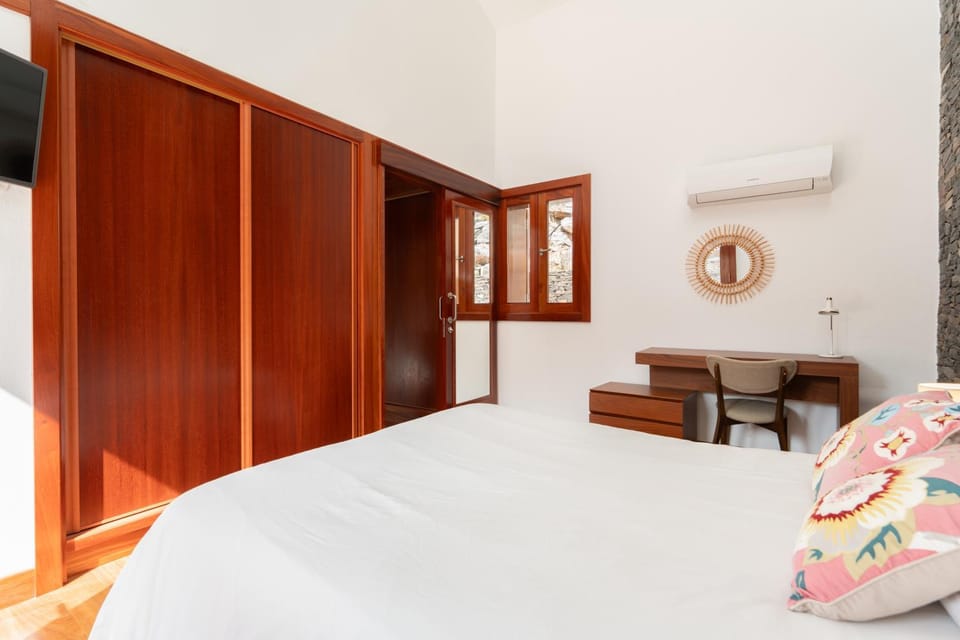 Bed, Seating area, Bedroom, wardrobe