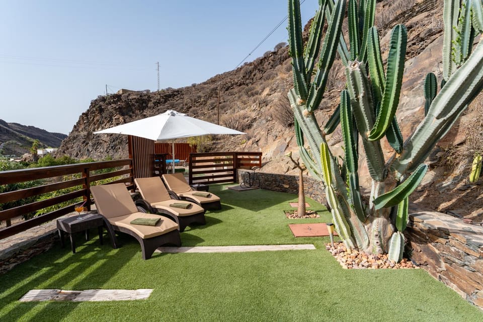 Garden, Mountain view, Pool view, sunbed, towels