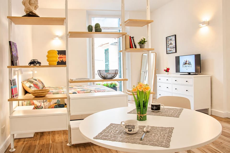 TV and multimedia, Kitchen or kitchenette, Living room, Seating area, Dining area