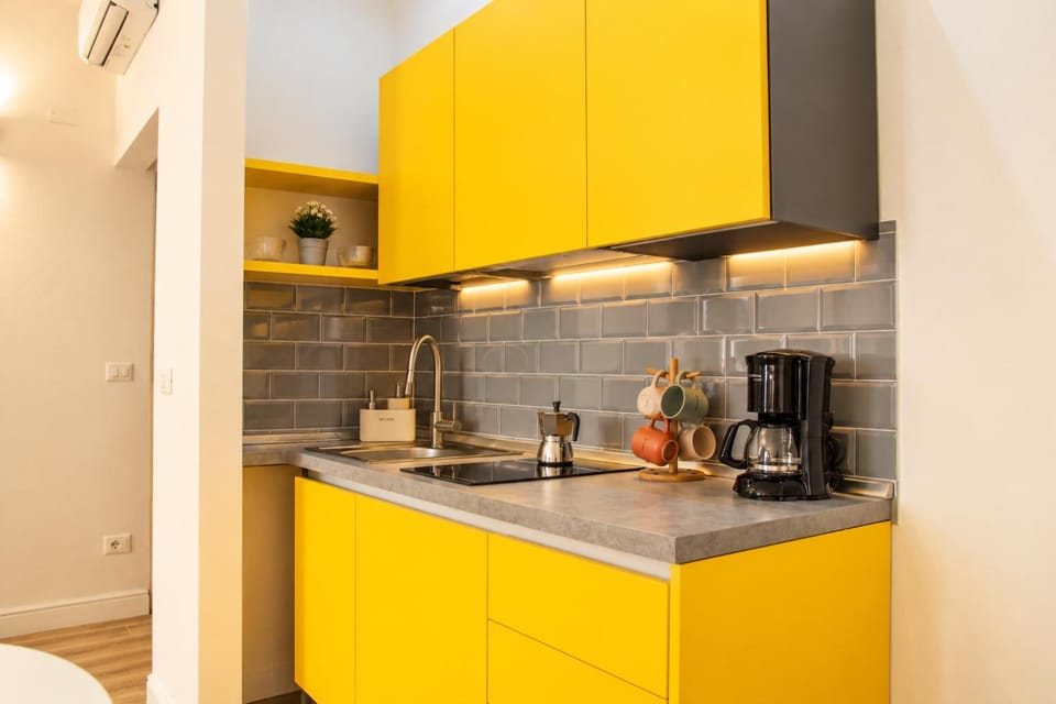 Coffee/tea facilities, Kitchen or kitchenette, stove, toaster