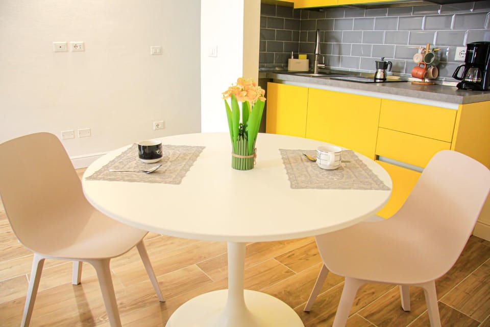 Coffee/tea facilities, Kitchen or kitchenette, Living room, Seating area, Dining area, minibar