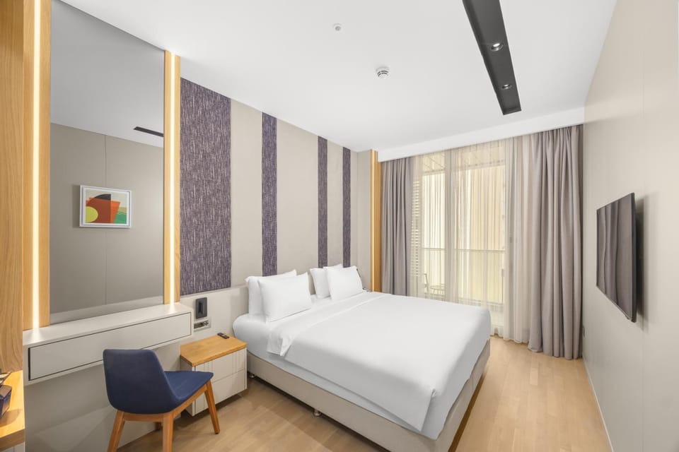 Bed, TV and multimedia, Seating area, Bedroom