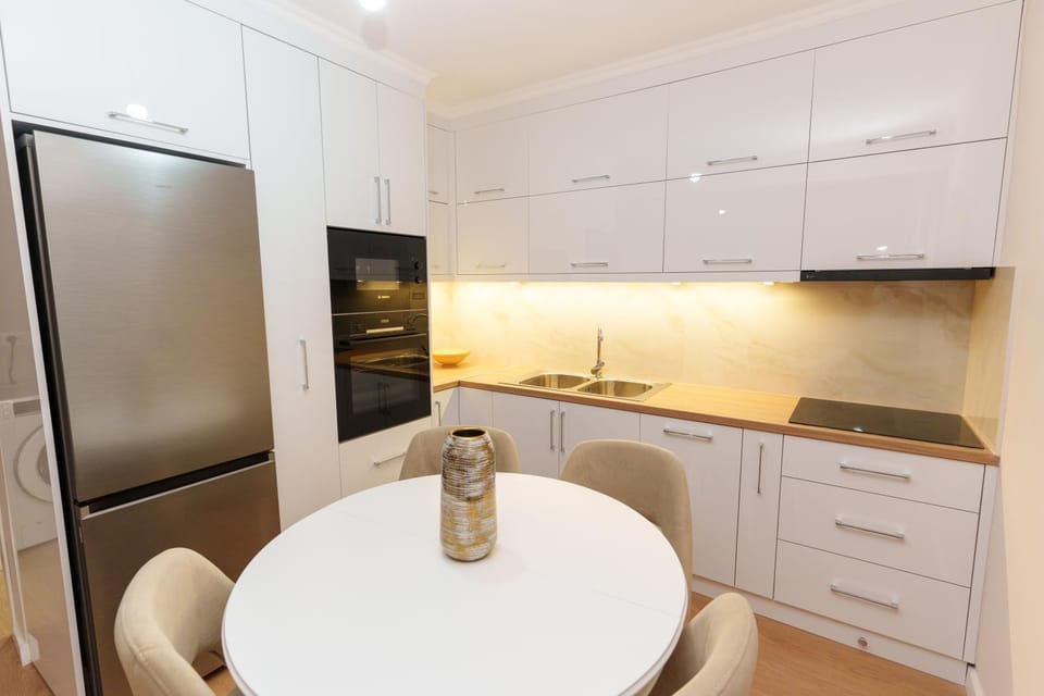 Kitchen or kitchenette, Dining area, oven