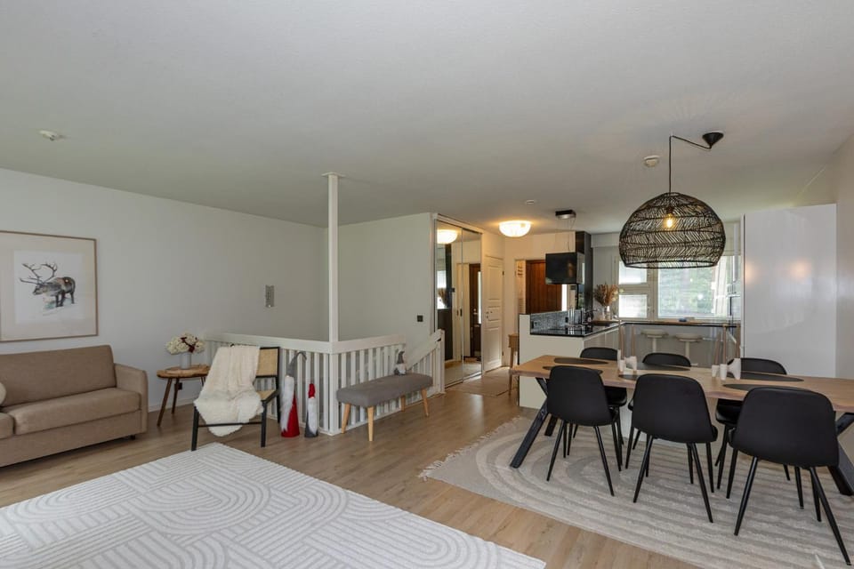 Photo of the whole room, Dining area