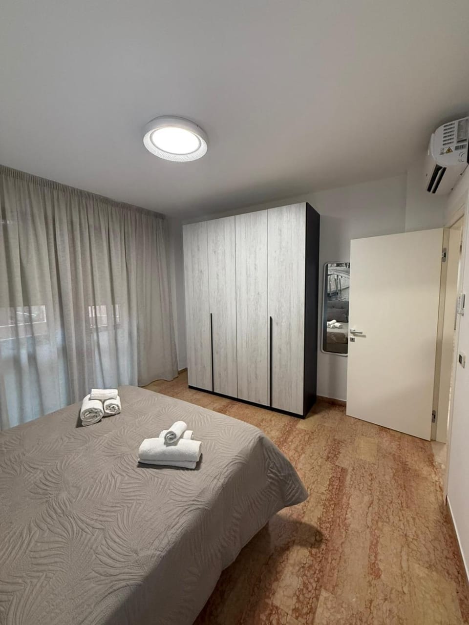 Photo of the whole room, Bedroom, wardrobe