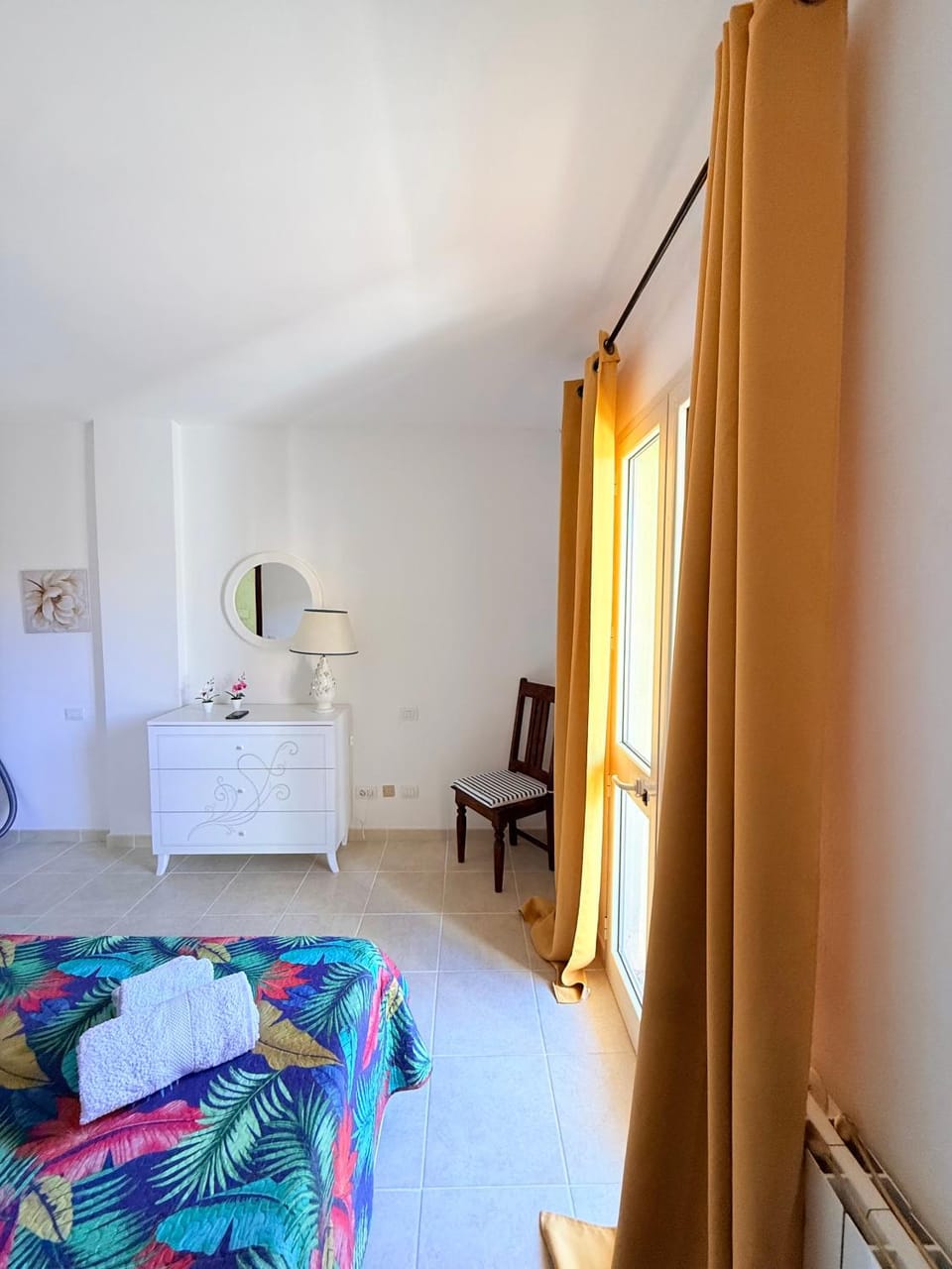 Photo of the whole room, Bedroom