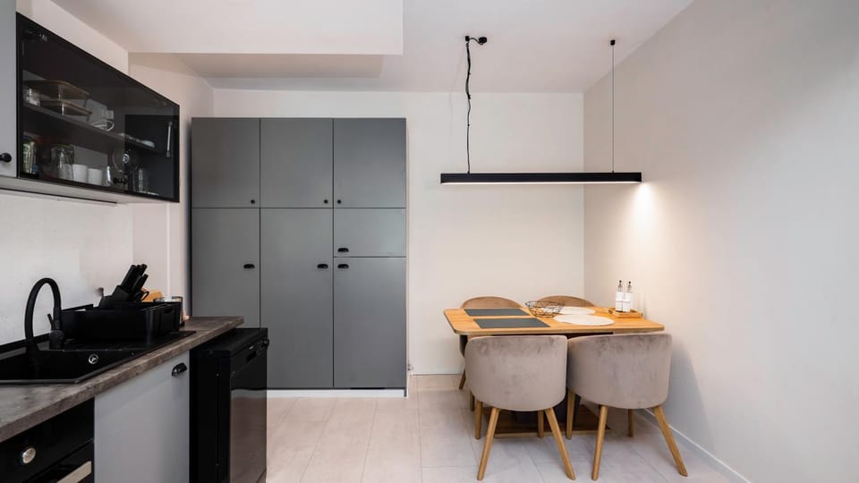 Kitchen or kitchenette, Dining area