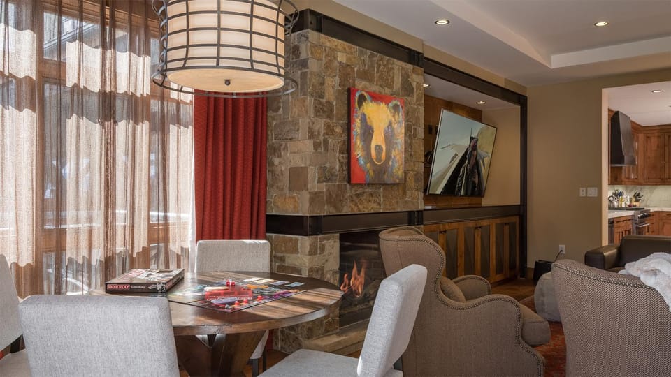 TV and multimedia, Living room, Seating area, fireplace