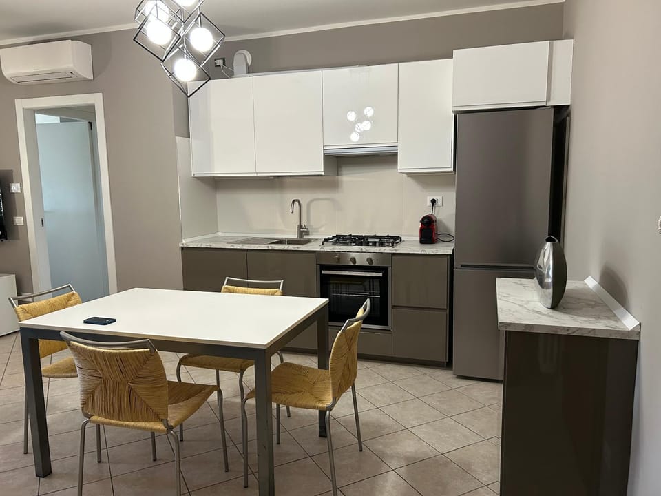 Kitchen or kitchenette, Dining area, oven, stove