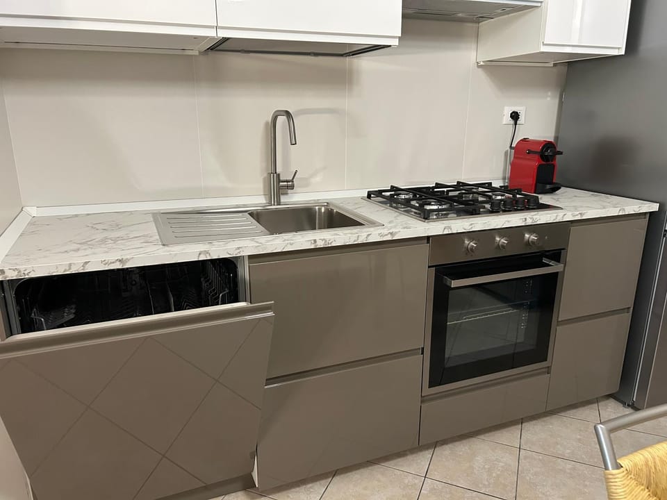 Coffee/tea facilities, dishwasher, stove